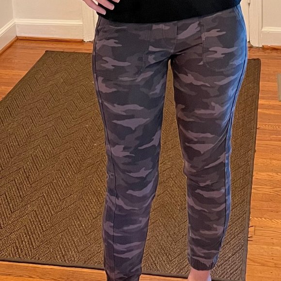Athleta Farallon Joggers, Camo, Size 2 - Picture 2 of 8